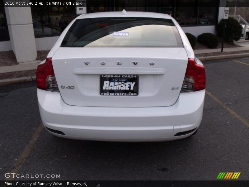 Ice White / Off Black 2010 Volvo S40 2.4i