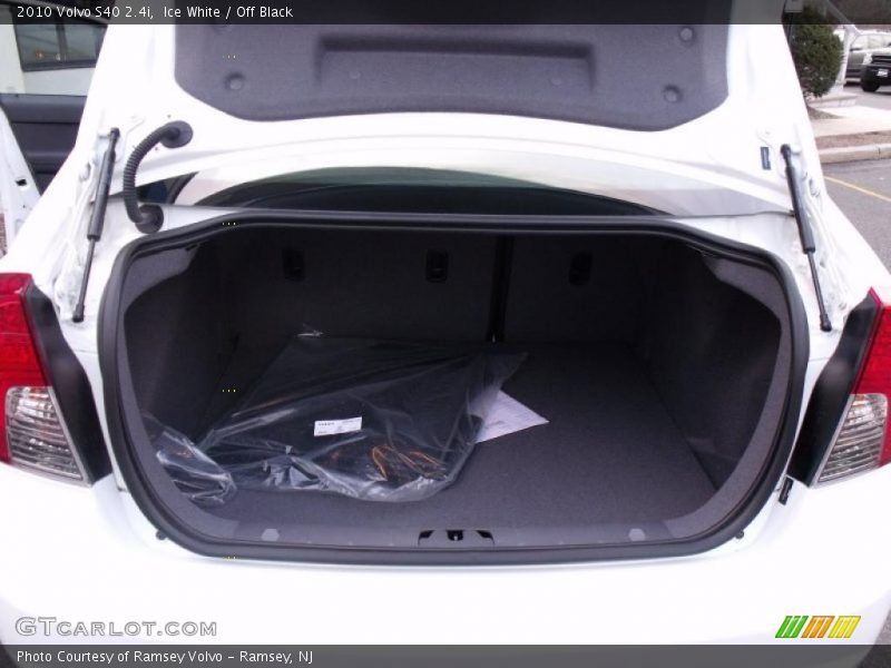 Ice White / Off Black 2010 Volvo S40 2.4i