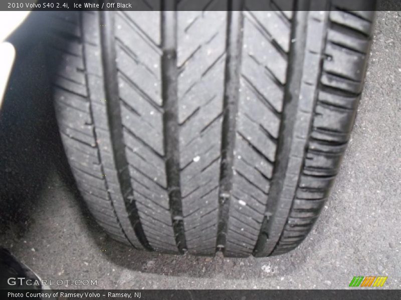 Ice White / Off Black 2010 Volvo S40 2.4i