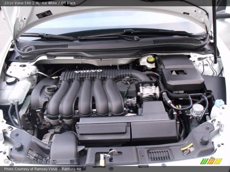 Ice White / Off Black 2010 Volvo S40 2.4i