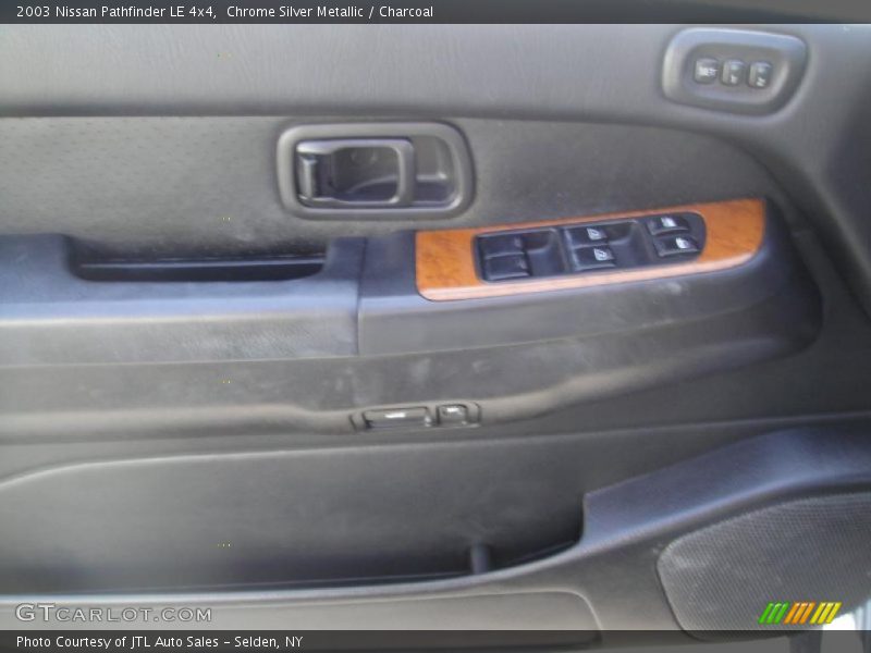 Chrome Silver Metallic / Charcoal 2003 Nissan Pathfinder LE 4x4