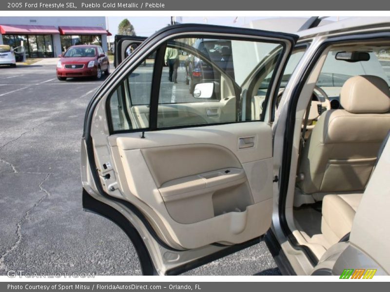 Pueblo Gold Metallic / Pebble 2005 Ford Freestyle SEL