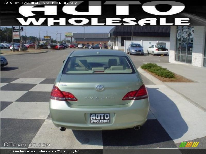Silver Pine Mica / Ivory 2010 Toyota Avalon XLS