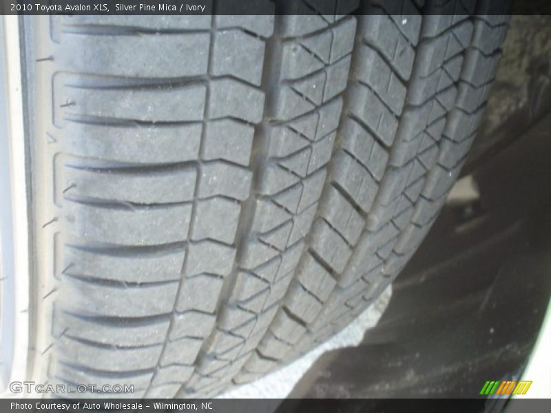Silver Pine Mica / Ivory 2010 Toyota Avalon XLS