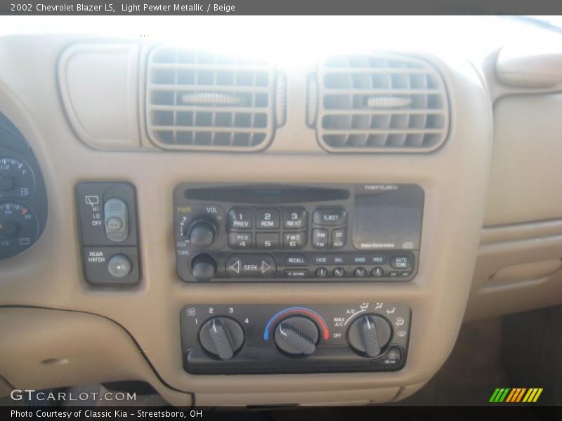 Light Pewter Metallic / Beige 2002 Chevrolet Blazer LS