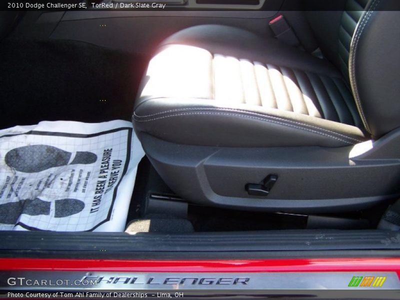TorRed / Dark Slate Gray 2010 Dodge Challenger SE