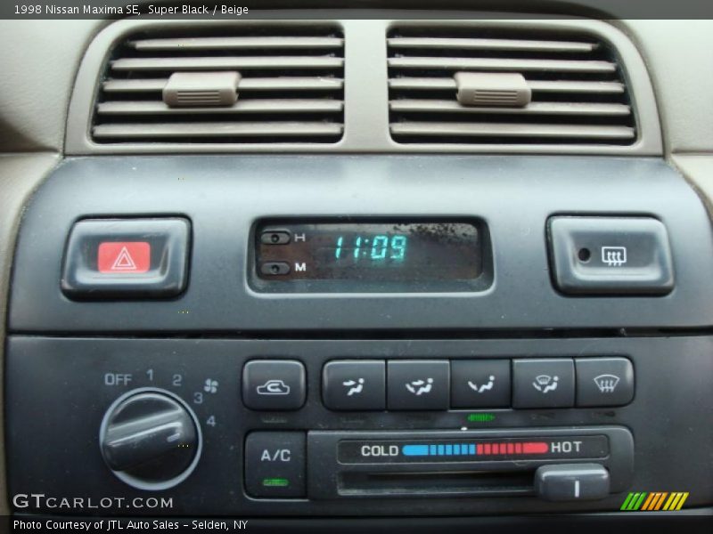 Super Black / Beige 1998 Nissan Maxima SE