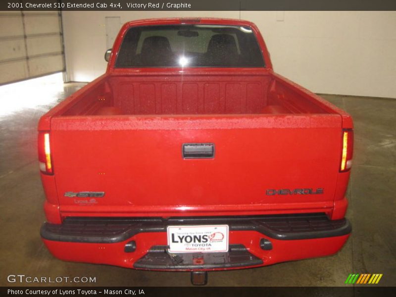 Victory Red / Graphite 2001 Chevrolet S10 Extended Cab 4x4