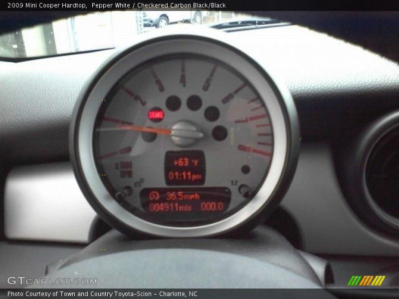 Pepper White / Checkered Carbon Black/Black 2009 Mini Cooper Hardtop