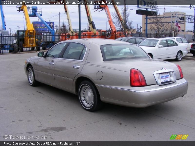 Light Parchment Gold Metallic / Light Parchment 2001 Lincoln Town Car Executive