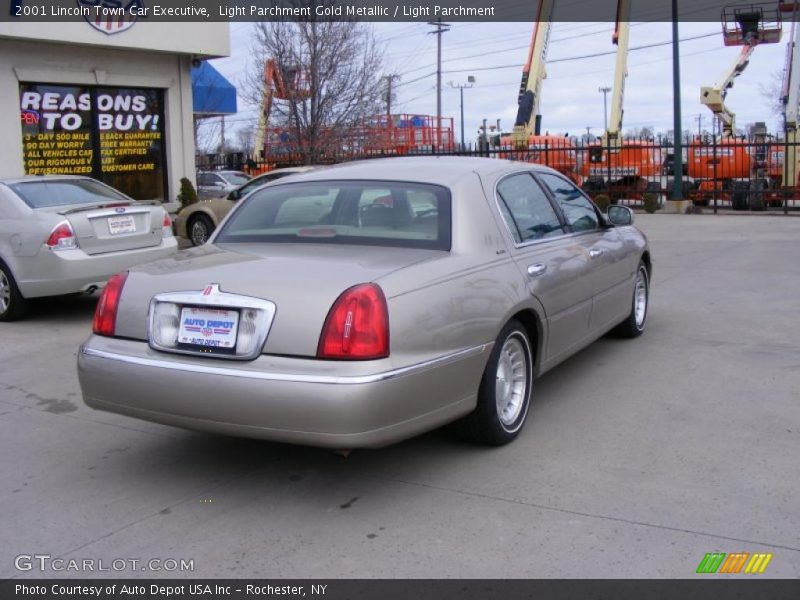 Light Parchment Gold Metallic / Light Parchment 2001 Lincoln Town Car Executive