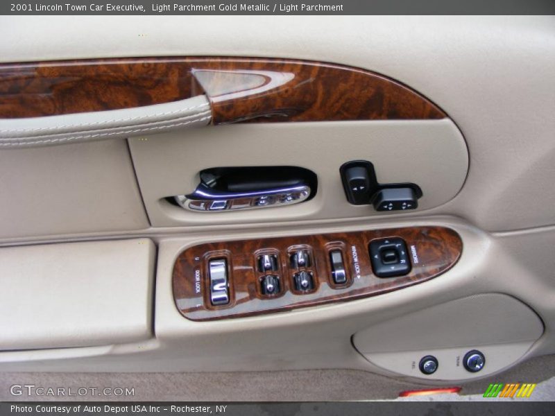 Light Parchment Gold Metallic / Light Parchment 2001 Lincoln Town Car Executive