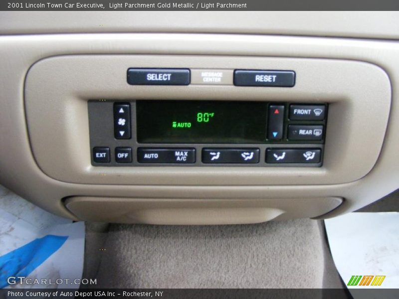 Light Parchment Gold Metallic / Light Parchment 2001 Lincoln Town Car Executive