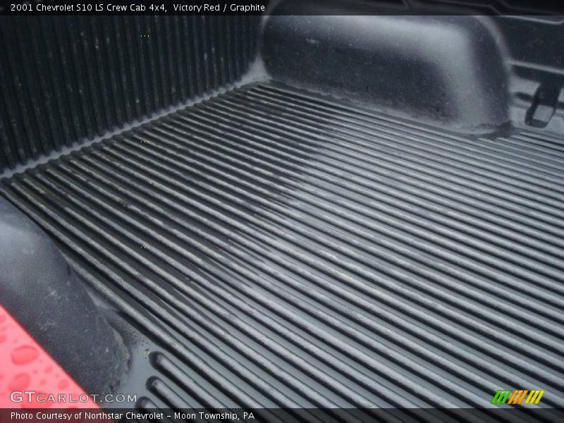 Victory Red / Graphite 2001 Chevrolet S10 LS Crew Cab 4x4