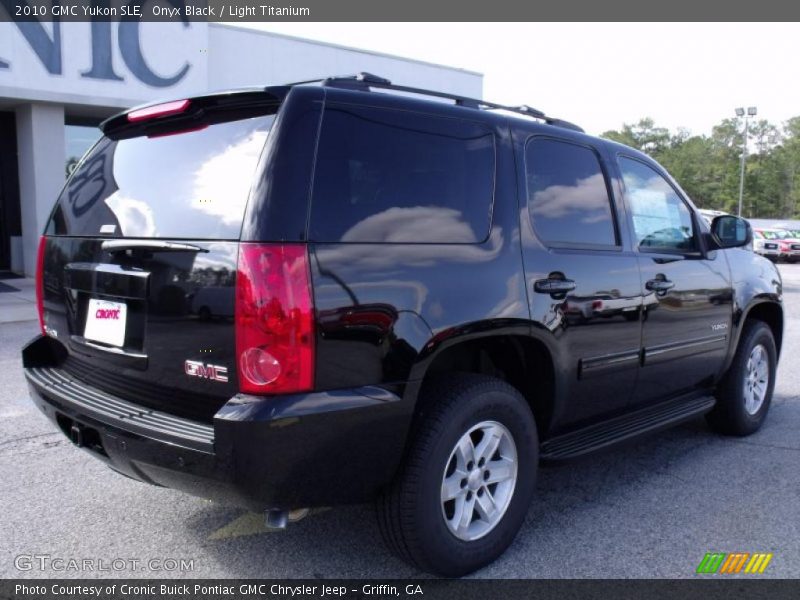 Onyx Black / Light Titanium 2010 GMC Yukon SLE
