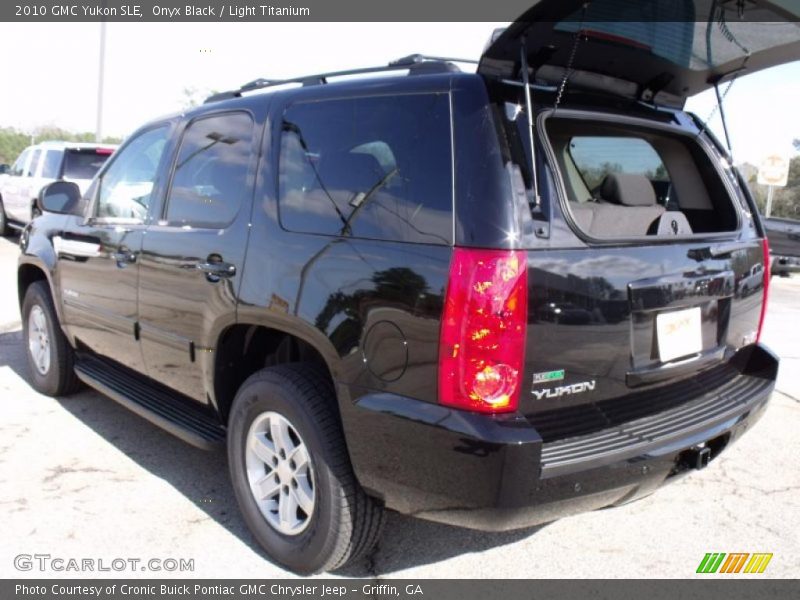 Onyx Black / Light Titanium 2010 GMC Yukon SLE
