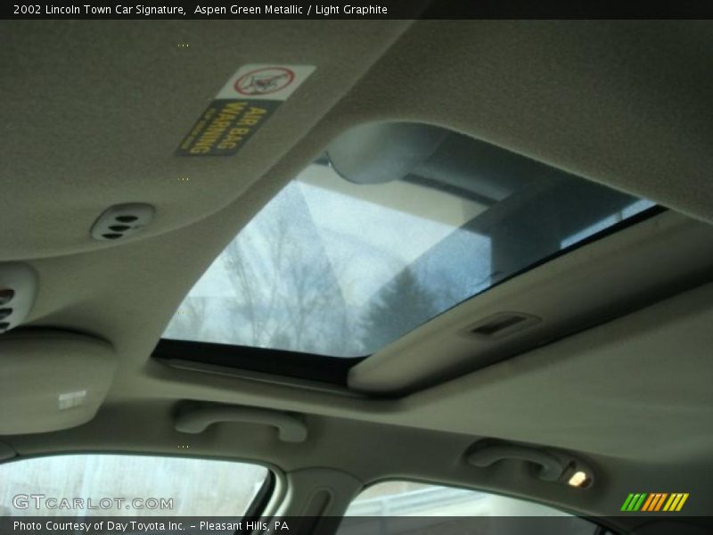 Aspen Green Metallic / Light Graphite 2002 Lincoln Town Car Signature