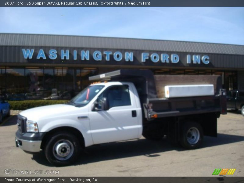 Oxford White / Medium Flint 2007 Ford F350 Super Duty XL Regular Cab Chassis