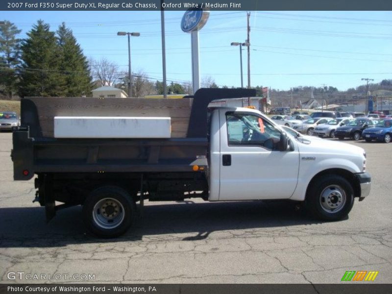 Oxford White / Medium Flint 2007 Ford F350 Super Duty XL Regular Cab Chassis