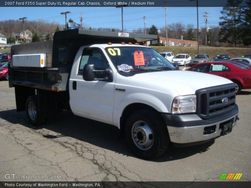 Oxford White / Medium Flint 2007 Ford F350 Super Duty XL Regular Cab Chassis