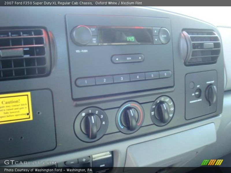 Oxford White / Medium Flint 2007 Ford F350 Super Duty XL Regular Cab Chassis
