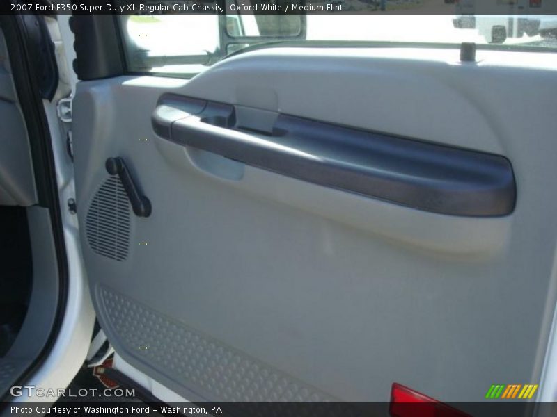 Oxford White / Medium Flint 2007 Ford F350 Super Duty XL Regular Cab Chassis