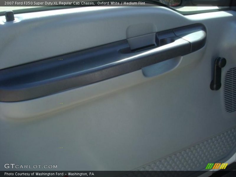 Oxford White / Medium Flint 2007 Ford F350 Super Duty XL Regular Cab Chassis