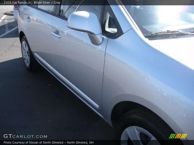 Bright Silver / Gray 2009 Kia Rondo LX
