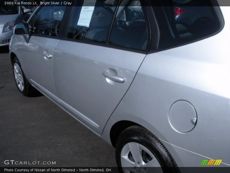 Bright Silver / Gray 2009 Kia Rondo LX