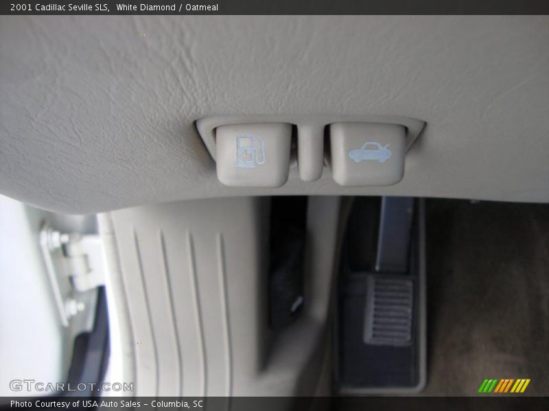 White Diamond / Oatmeal 2001 Cadillac Seville SLS