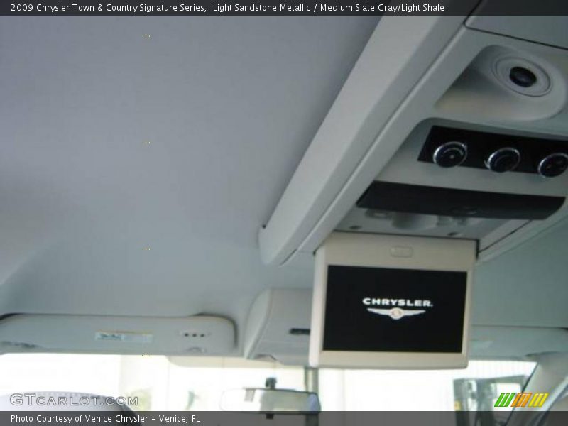 Light Sandstone Metallic / Medium Slate Gray/Light Shale 2009 Chrysler Town & Country Signature Series