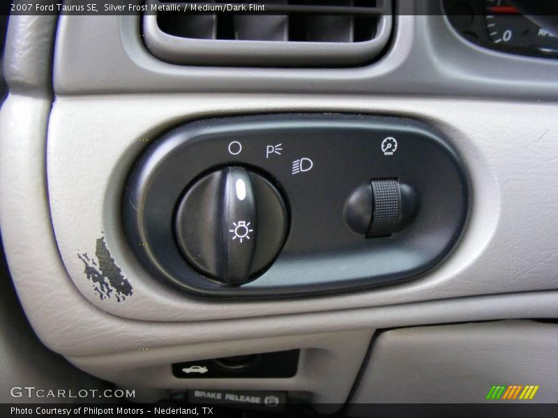Silver Frost Metallic / Medium/Dark Flint 2007 Ford Taurus SE