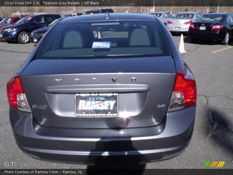 Titanium Grey Metallic / Off Black 2010 Volvo S40 2.4i