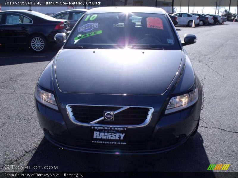 Titanium Grey Metallic / Off Black 2010 Volvo S40 2.4i