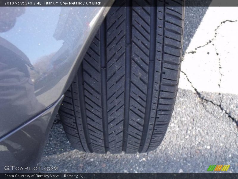 Titanium Grey Metallic / Off Black 2010 Volvo S40 2.4i