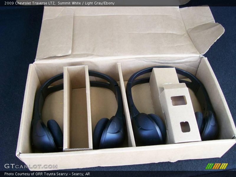 Summit White / Light Gray/Ebony 2009 Chevrolet Traverse LTZ