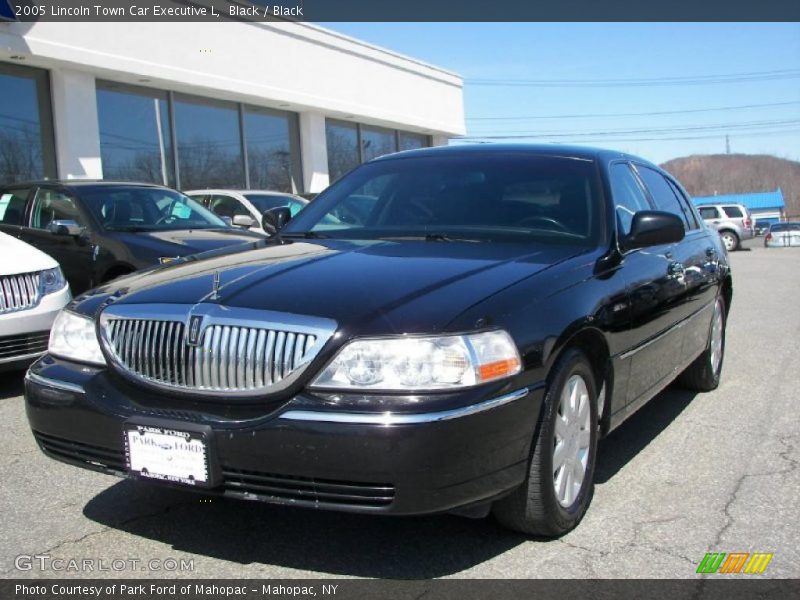 Black / Black 2005 Lincoln Town Car Executive L