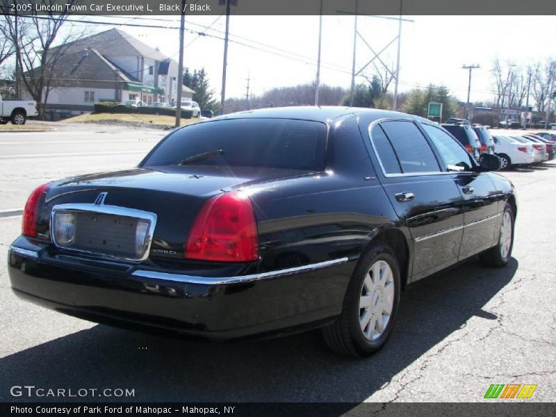 Black / Black 2005 Lincoln Town Car Executive L