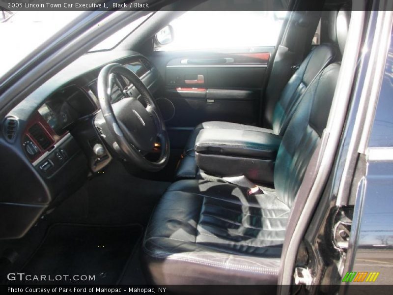 Black / Black 2005 Lincoln Town Car Executive L