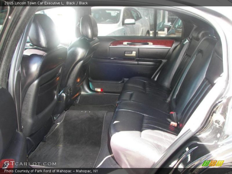 Black / Black 2005 Lincoln Town Car Executive L