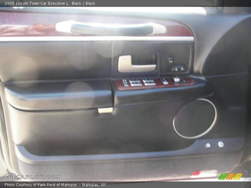 Black / Black 2005 Lincoln Town Car Executive L