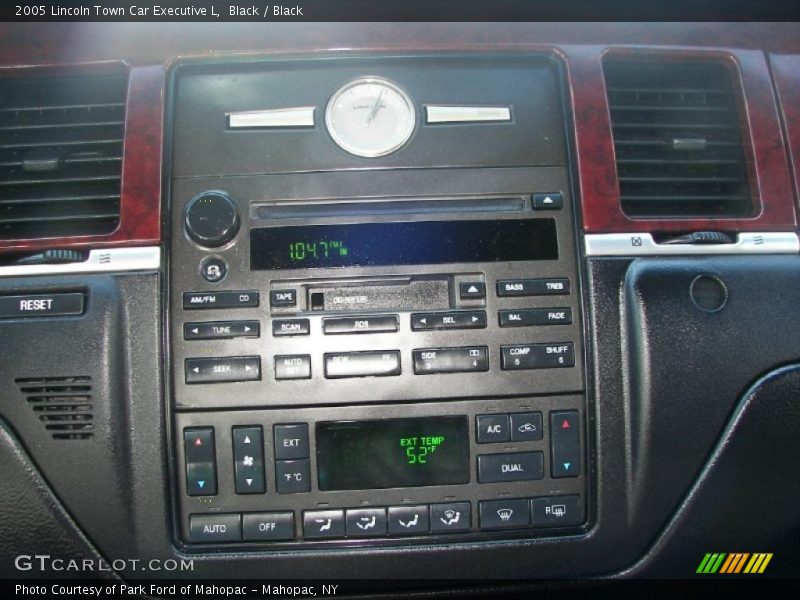 Black / Black 2005 Lincoln Town Car Executive L