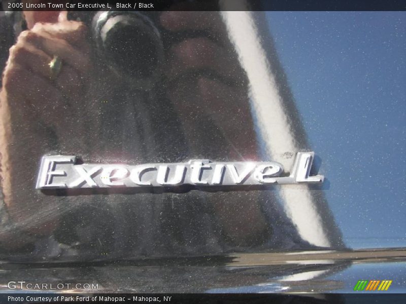 Black / Black 2005 Lincoln Town Car Executive L