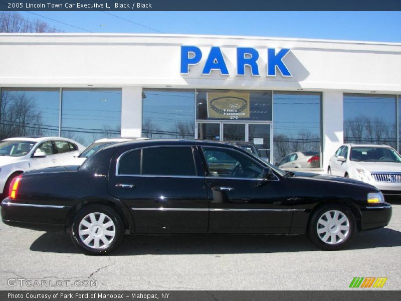 Black / Black 2005 Lincoln Town Car Executive L