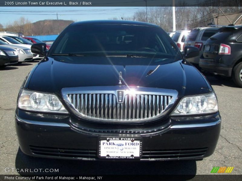 Black / Black 2005 Lincoln Town Car Executive L