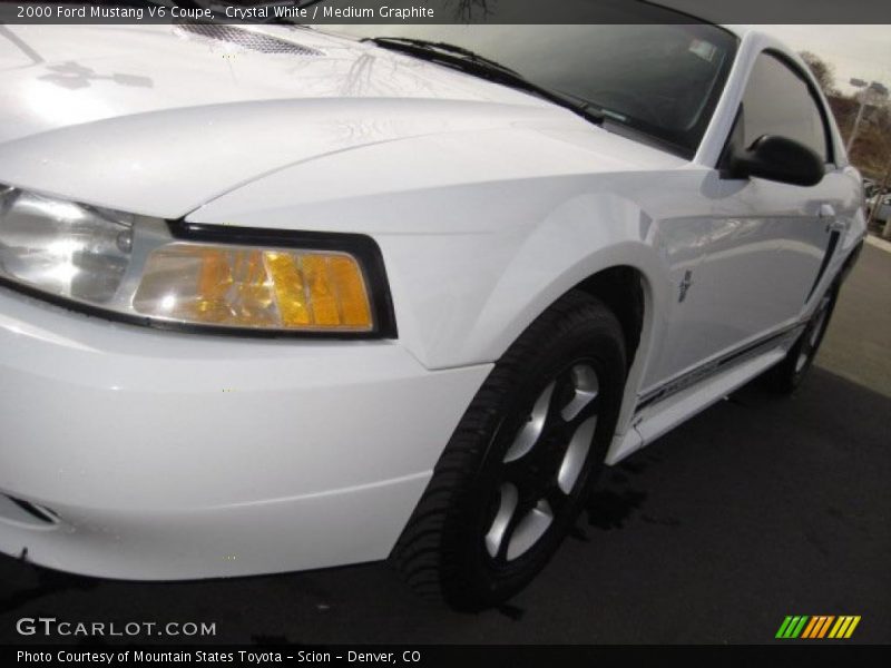 Crystal White / Medium Graphite 2000 Ford Mustang V6 Coupe