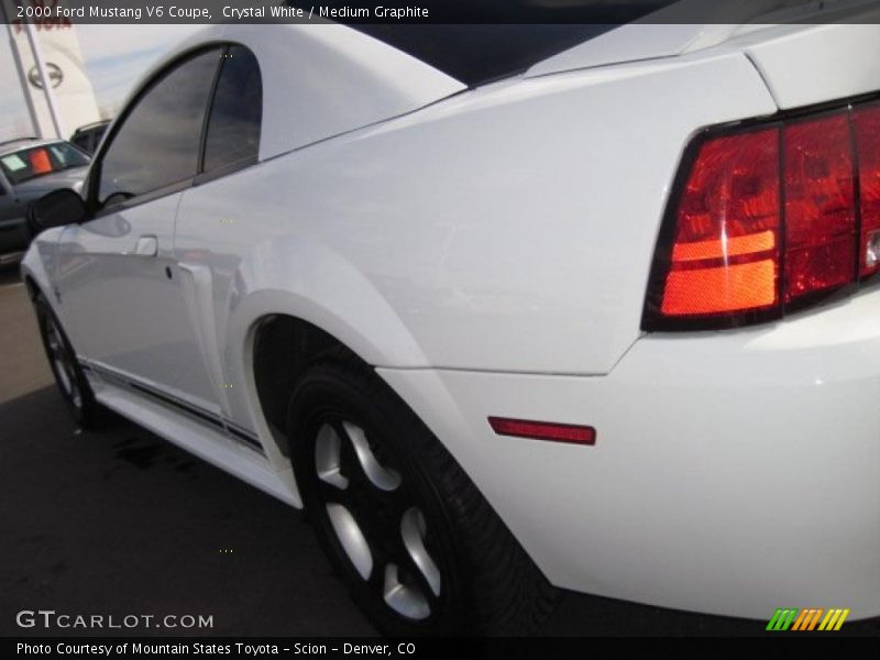 Crystal White / Medium Graphite 2000 Ford Mustang V6 Coupe