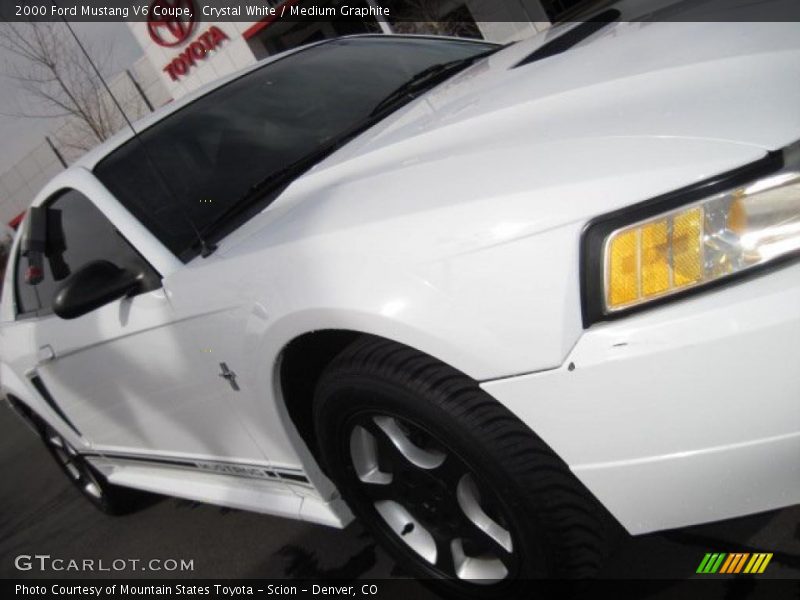 Crystal White / Medium Graphite 2000 Ford Mustang V6 Coupe