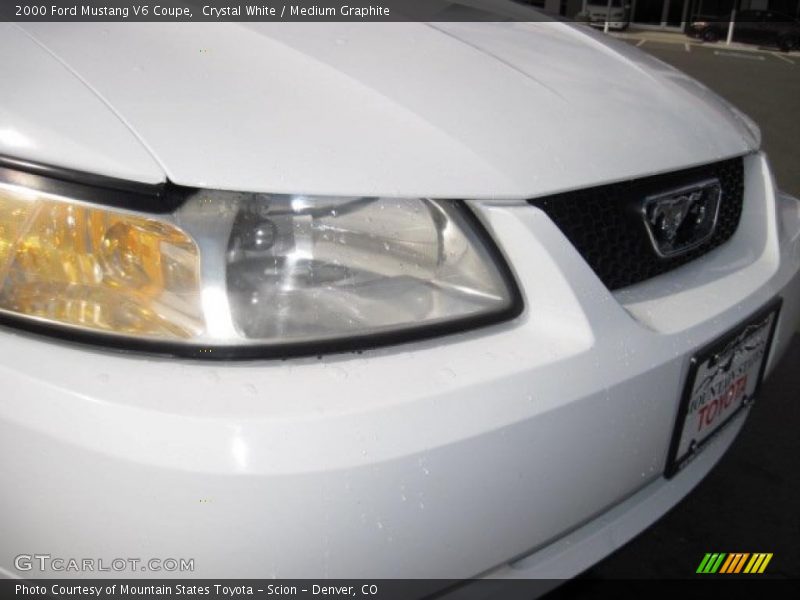 Crystal White / Medium Graphite 2000 Ford Mustang V6 Coupe