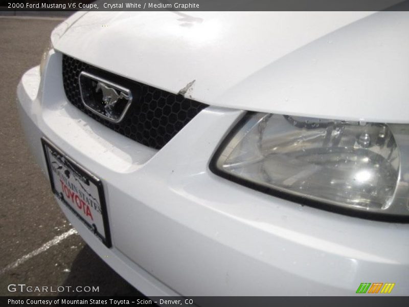 Crystal White / Medium Graphite 2000 Ford Mustang V6 Coupe